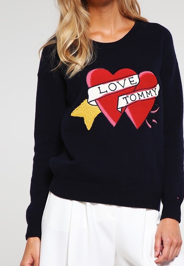 Navy gestrickter Pullover mit einem bestickten Design von roten Herzen, einem gelben Stern und dem Text "LOVE TOMMY." Rundhalsausschnitt und gerippte Bündchen.
