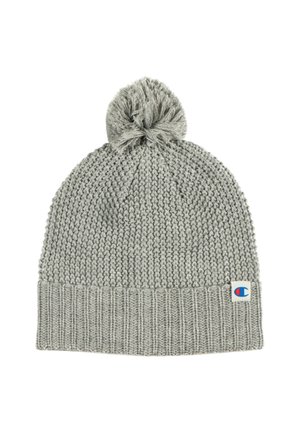 Cappello invernale grigio lavorato a maglia con pompon sulla sommità e polsino a coste con una piccola toppa con il logo del marchio Champion.