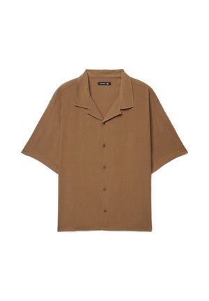 Camicia marrone a maniche corte con bottoni e colletto da campeggio, distesa in piano, taglia XL visibile sull'etichetta interna del colletto.