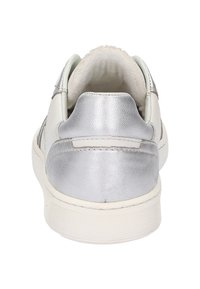 Weißer Sneaker mit einer metallisch silbernen Leder-Ferse, weichem Fleece-Futter und einer strukturierten Gummisohle. Verfügt über gestickte Akzente und eine abgerundete Form.