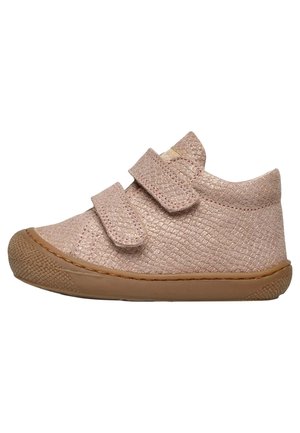 Chaussure pour tout-petits rose texturée avec deux sangles Velcro, bout arrondi et semelle en caoutchouc marron contrastante avec une finition à motif.