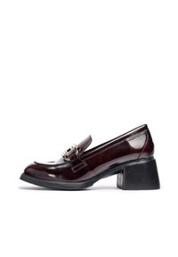 Mocasin de charol burdeos con punta cuadrada, detalle de hebilla metálica y tacón negro grueso. Textura suave con diseño elegante.
