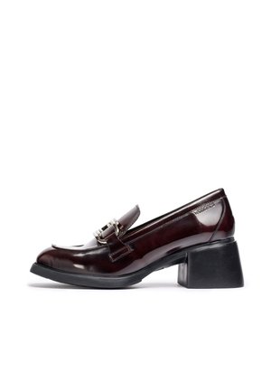 Mocasin de charol burdeos con punta cuadrada, detalle de hebilla metálica y tacón negro grueso. Textura suave con diseño elegante.