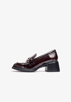 Mocasin de charol burdeos con punta cuadrada, detalle de hebilla metálica y tacón negro grueso. Textura suave con diseño elegante.