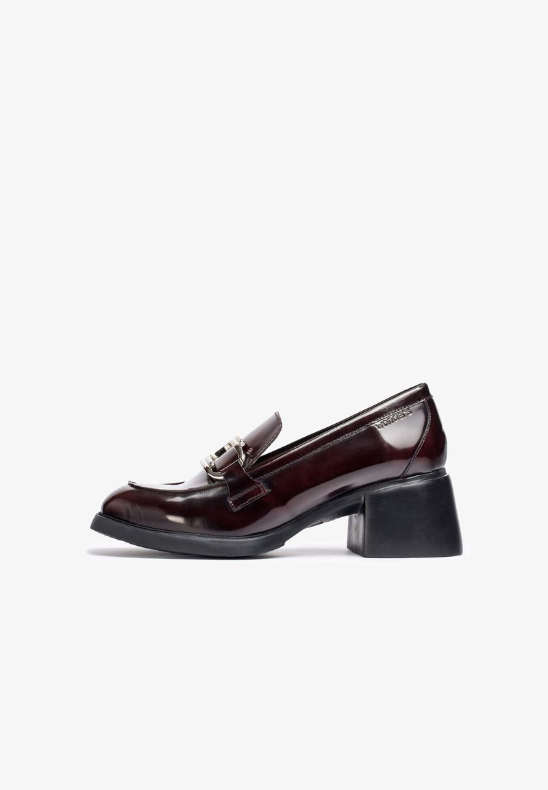 Mocasin de charol burdeos con punta cuadrada, detalle de hebilla metálica y tacón negro grueso. Textura suave con diseño elegante.