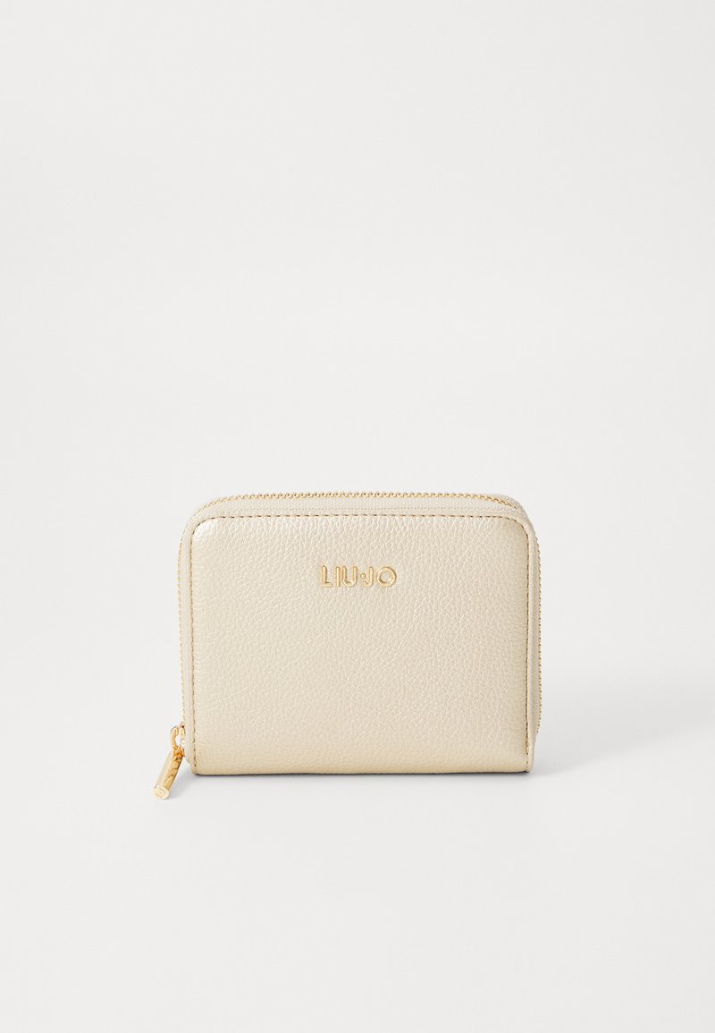 Portefeuille en cuir doré avec une finition texturée, fermeture à glissière et logo en relief. Forme rectangulaire compacte, zips lisses et accents métalliques.