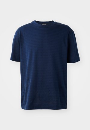 T-shirt bleu marine à manches courtes, avec un motif de texte en relief subtil sur l'ensemble. Fabriqué en tissu doux, coupe décontractée, encolure ronde.