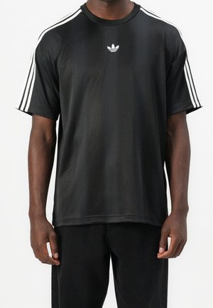 Schwarzes Sport-T-Shirt mit weißen Drei-Streifen-Akzenten an den Ärmeln und kleinem weißen Logo auf der Brust; glatte Textur und lockere Passform.