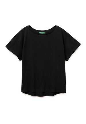 Czarny, bawełniany t-shirt z krótkim rękawem, okrągłym dekoltem i prostym dołem, rozłożony na białym tle.