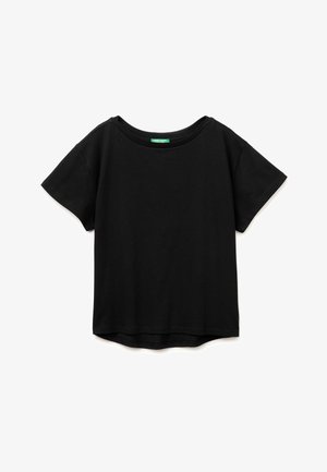 Czarny, bawełniany t-shirt z krótkim rękawem, okrągłym dekoltem i prostym dołem, rozłożony na białym tle.