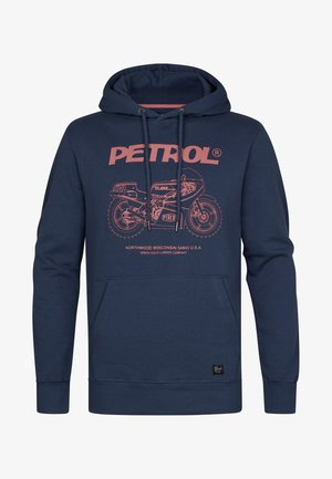 Sudadera de color azul marino hecha de una tela suave, con un diseño gráfico en el frente de una motocicleta y el texto "PETROL". Incluye un bolsillo frontal y cordones.
