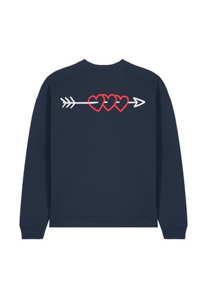 Marineblauwe sweatshirt met ribbelmanchetten en -zoom. De achterkant heeft een wit pijlontwerp dat door drie rode harten van verschillende groottes loopt.