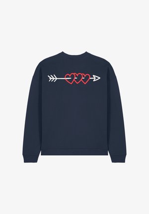 Marineblauer Sweatshirt mit gerippten Bündchen und Saum. Die Rückseite zeigt ein weißes Pfeildesign, das durch drei rote Herzen in unterschiedlichen Größen verläuft.