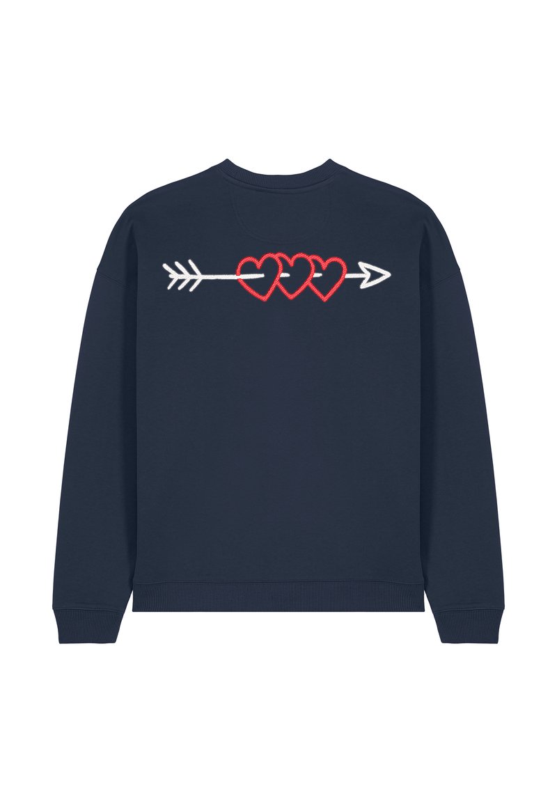 Felpa navy con polsini e orlo a coste. Il retro presenta un design di freccia bianca che attraversa tre cuori rosse di dimensioni diverse.