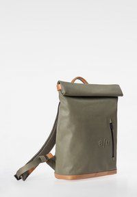 Zaino roll-top in verde oliva con una texture liscia, dettagli in pelle, tasca con zip frontale e spallacci in rete.