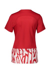 Rode sportieve t-shirt met korte mouwen, voorzien van een gestructureerde bovenkant en een wit patroonontwerp aan de onderrand. Lichtgewicht, sportief materiaal.