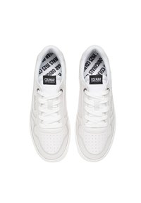Sneaker bianche realizzate in pelle liscia, con dettagli perforati, suola in gomma e un logo nero sulla linguetta. I lacci tondeggianti sono inclusi.