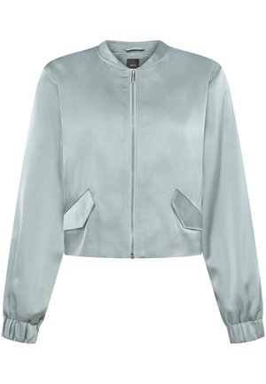 Veste bomber en satin bleu clair avec fermeture éclair frontale, deux poches à rabat diagonales et poignets et ourlet élastiqués.