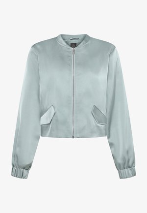 Veste bomber en satin bleu clair avec fermeture éclair frontale, deux poches à rabat diagonales et poignets et ourlet élastiqués.