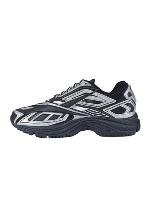 Sneaker atletica nera e argento con pannelli in mesh, suola texturizzata e design con lacci, mostrata di lato su sfondo bianco.