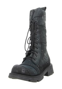 Schwarzer Schnürstiefel im Combat-Stil mit strukturiertem Obermaterial, grauen Sprenkelmustern, abgerundetem Zehenbereich und einer dicken Gummisohle.