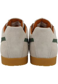 Scarpe in suede grigio chiaro con accenti verdi, caratterizzate da una suola in gomma, forma arrotondata e interno imbottito arancione per il massimo comfort.
