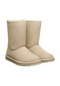 Beige Wildlederstiefel bis zur Wade mit glatter Textur, runder Zehenpartie und Gummisohle. Merkmale sichtbarer Nähte entlang der Seitennähte.