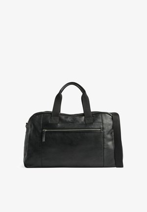 Sac de voyage en cuir noir avec deux petites poignées, une poche avant zippée et une longue bandoulière réglable.