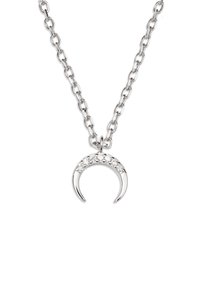 Collana d'argento con un pendente a forma di luna crescente caratterizzato da una fila di piccole gemme bianche sulla curva superiore. Catena composta da anelli ovali collegati.