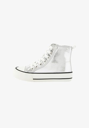 Kõrged tossud metallilise hõbedase viimistlusega, valge paelakujundusega, kummine varbakattega ja must riba valgel tallal.