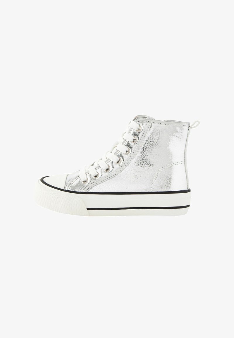 Wysokie trampki z metalicznym srebrnym wykończeniem, białym sznurówkowym designem, gumowym czubkiem i czarną pręgą na białej podeszwie.