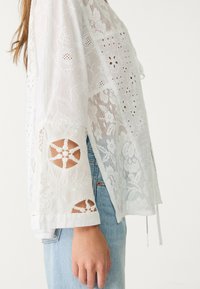 Stradivarius EMBROIDERED PATCHWORK KIMONO - Summer jacket - white