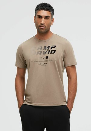 Camp David, CAMP DAVID T-SHIRT RUNDHALS MIT FLOCKPRINT - Print T-shirt - shadow beige