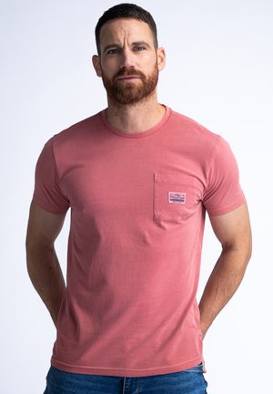 Korte mouwen, ronde hals t-shirt in stofroze. Heeft een borstzak met een logo-label. Gemaakt van zachte, ademende katoen.