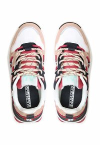 Sneaker multicolori con tomaia in suede rosa, pannelli in mesh bianco, dettagli neri e lacci a fantasia. Presentano un collare imbottito e un logo.