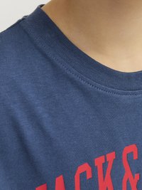 Jack & Jones Junior JJEJOSH CREW NECK - Camiseta estampada - ensign blue