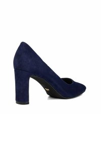 Chaussure à talons hauts en daim bleu marine avec un bout rond, une découpe modeste et un talon épais pour la stabilité. Surface texturée.