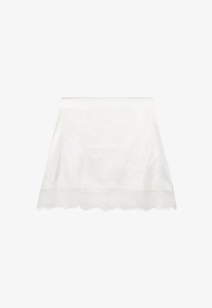 Witte A-lijn mini-rok met kanten rand langs de zoom, weergegeven op een effen witte achtergrond.