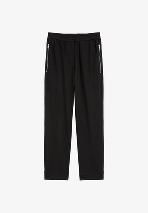 Schwarze gerade geschnittene Hosen mit elastischem Taillenbund, Knopfverschluss und seitlichen Reißverschlusstaschen, auf einem weißen Hintergrund dargestellt.