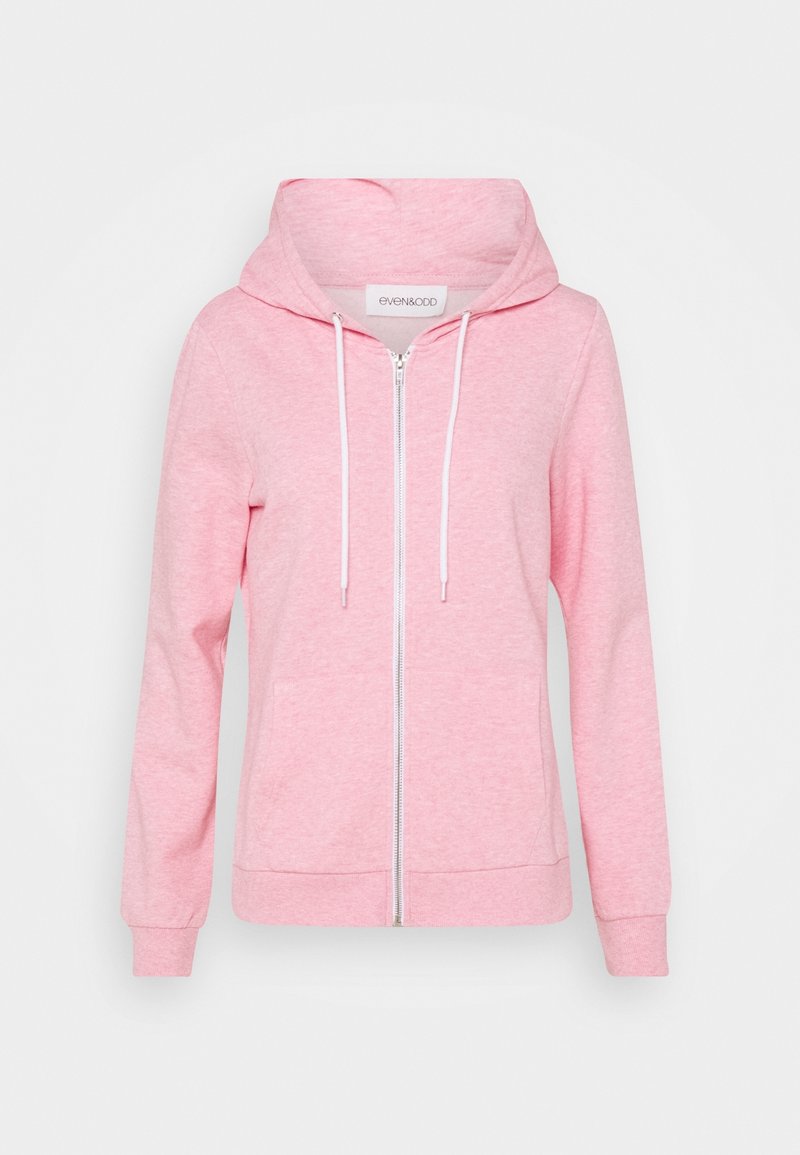 Sweat à capuche rose clair à manches longues avec fermeture éclair, poches avant, cordons blancs ajustables et capuche, présenté sur un fond uni.