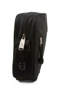 Bolso negro con cremallera hecho de un tejido duradero, con una superficie texturizada, correa ajustable y herrajes plateados en la cremallera y los acentos.