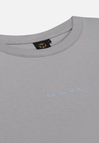 Grijze sweatshirt met een ronde hals, ribgebreide manchetten en geborduurd "TOMORROWLAND" in lichtblauw op de voorkant.