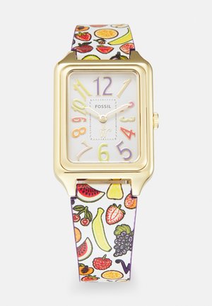 Montre Fossil rectangulaire dorée avec des chiffres multicolores sur un cadran blanc et un bracelet blanc décoré de diverses illustrations colorées de fruits.