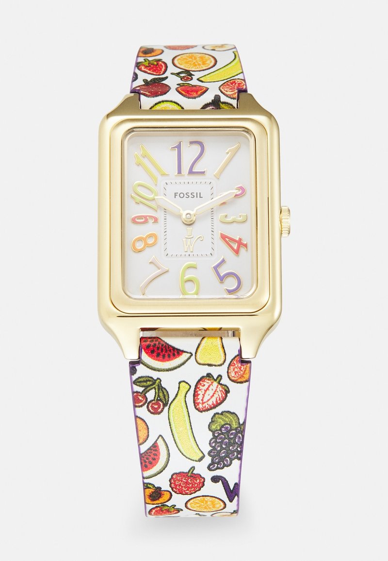 Montre Fossil rectangulaire dorée avec des chiffres multicolores sur un cadran blanc et un bracelet blanc décoré de diverses illustrations colorées de fruits.