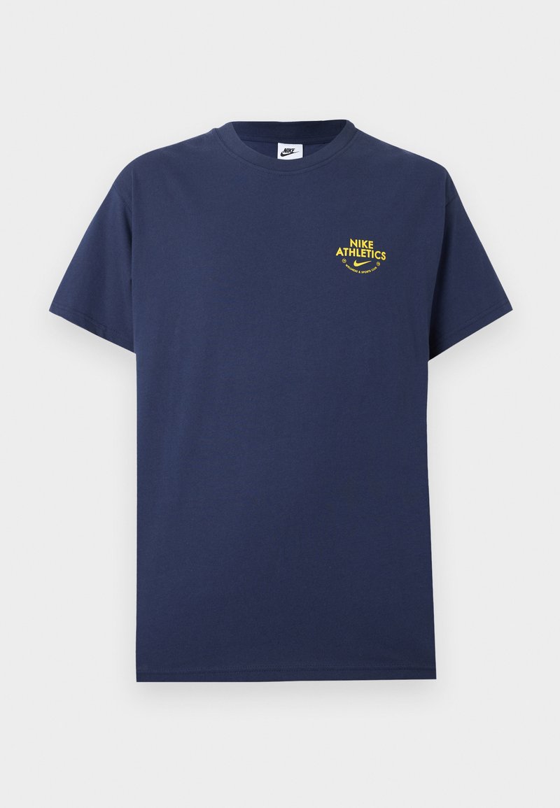 T-shirt Nike blu navy a maniche corte con logo giallo "Nike Athletics" sul lato sinistro del petto su sfondo bianco.
