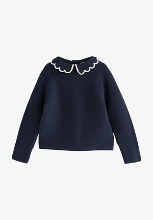 Pull en maille bleu marine à manches longues avec un col en crochet festonné bordé de blanc.