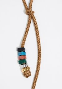 Corde tressée marron avec un nœud, comportant cinq perles multicolores : noire, bleue, orange, verte, ainsi que des accents argentés et dorés.