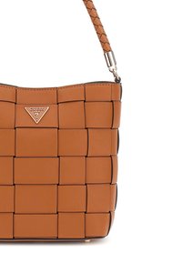 Borsa a spalla in ecopelle marrone con design intrecciato, accento del logo dorato e manico intrecciato. Forma compatta con una texture liscia.