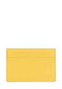 Porte-cartes en cuir jaune avec une texture lisse, comprenant quatre emplacements pour cartes et un design minimaliste. Les bords cousus ajoutent de la durabilité.