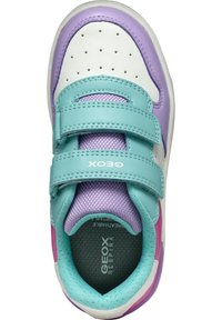Sneaker multicolore in materiali sintetici bianchi, lavanda e teal; due cinturini regolabili in Velcro; tomaia perforata per traspirabilità.